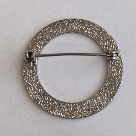 ⭐Unbranded round silver lapel pin GUC - Picture 2 of 2